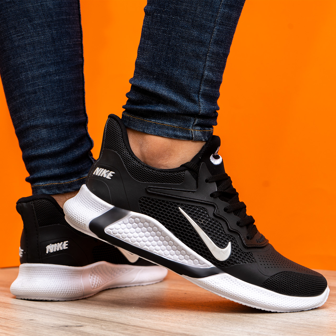 کفش ورزشی نایک مردانه مشکی سفید مدل Alpha