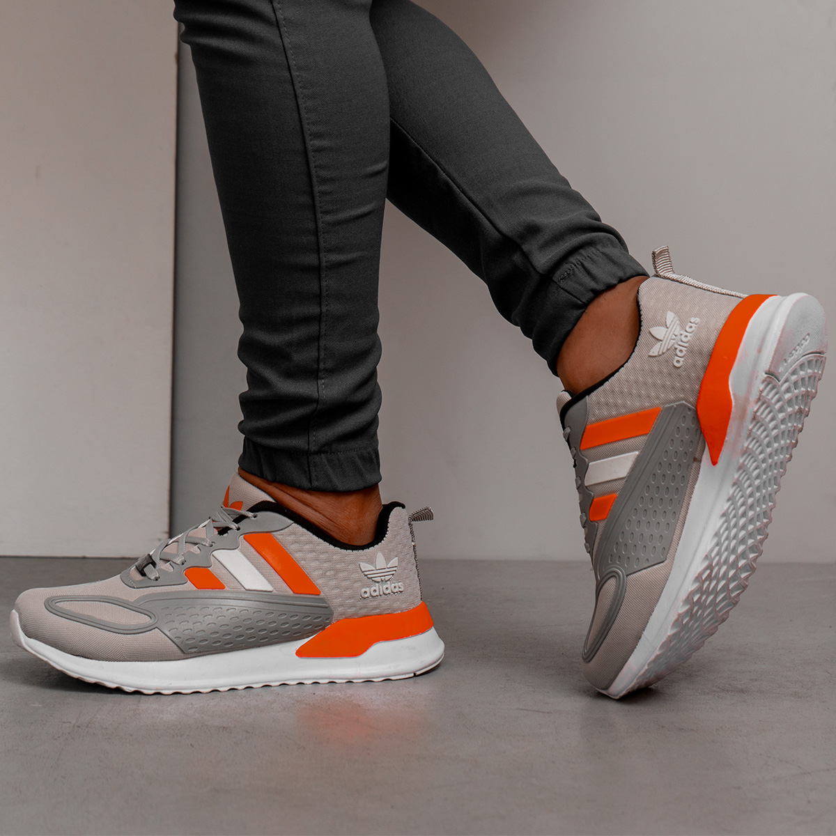 کفش ورزشی Adidas مردانه طوسی نارنجی مدل Tilda